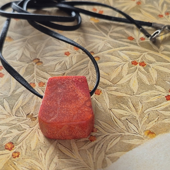 CHUNKY FOSSILIZED CORAL PENDANT ON A LEATHER CHAIN - Picture 13 of 13
